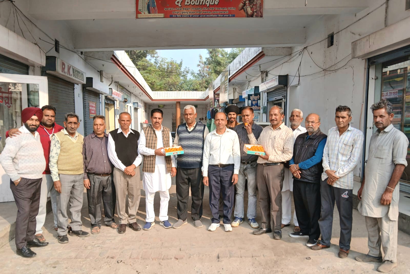 आम आदमी पार्टी समर्थकों ने जीत की खुशी में अड्डा पोजेवाल में लड्डू बांटे